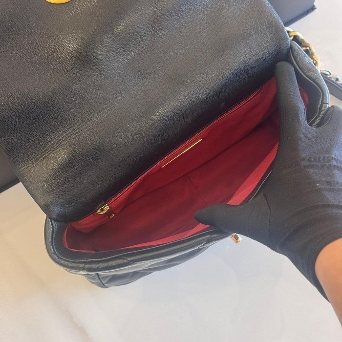 *SHIHNA名牌精品* CHANEL 黑色金扣 羊皮 19口蓋包 (保卡款)-6