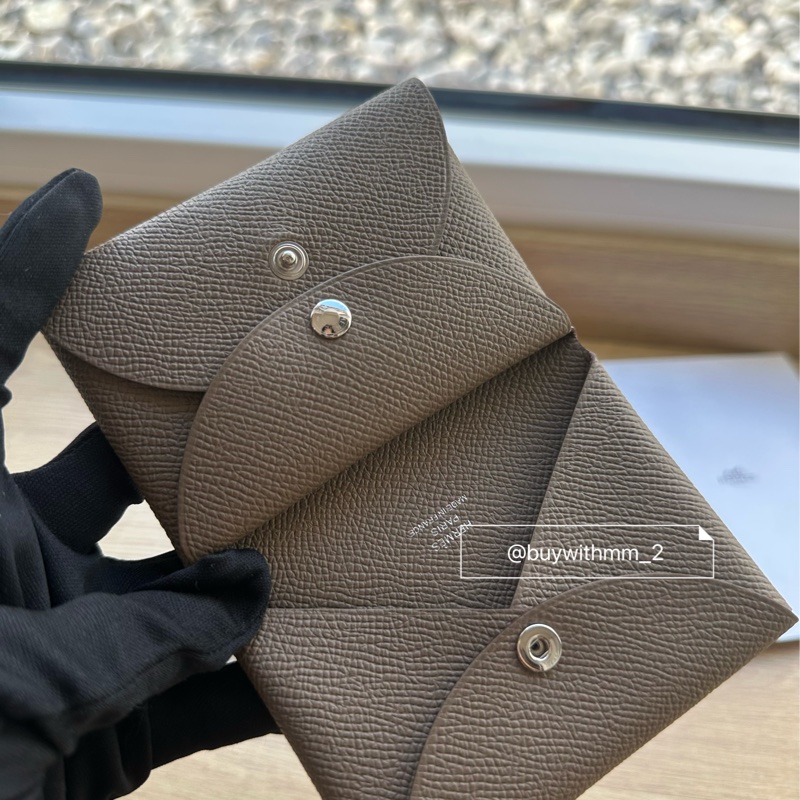 ⭐️賣場有滿額折扣⭐️愛馬仕 Calvi Duo 大象灰卡包 零錢包-0