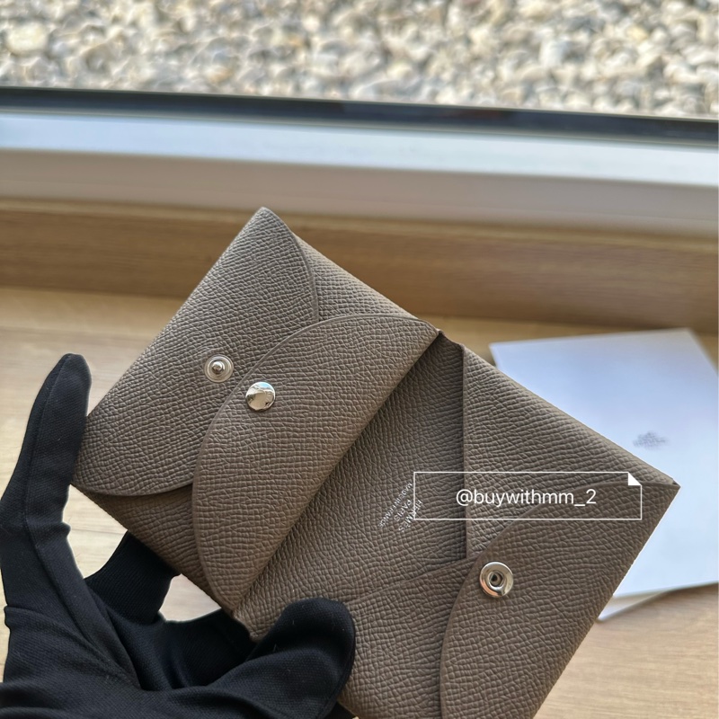 ⭐️賣場有滿額折扣⭐️愛馬仕 Calvi Duo 大象灰卡包 零錢包-1