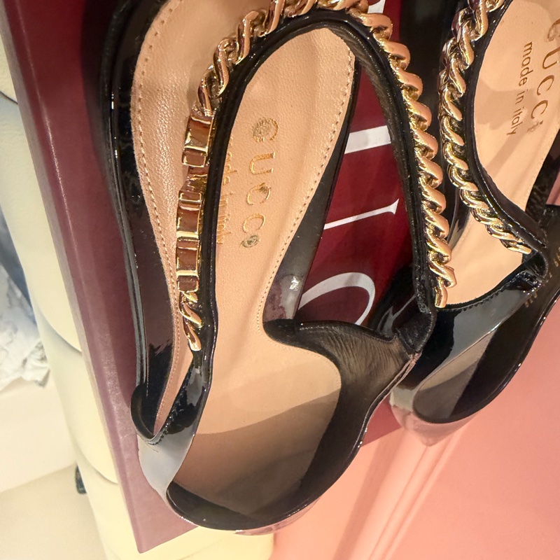 【私藏出清】正品經典🖤Gucci 漆皮金屬鍊帶露跟鞋✨ (Slingback Pumps)-27