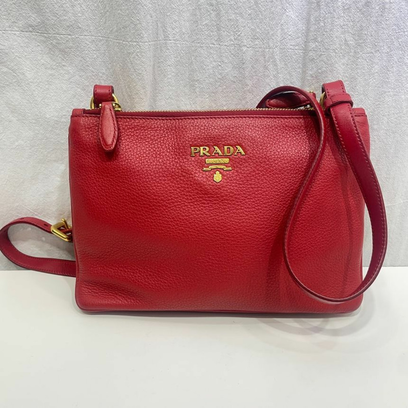 【包稅】PRADA 1BH046 Vitello Daino 雙拉鍊斜背包-1