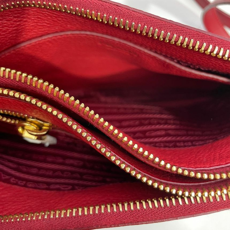 【包稅】PRADA 1BH046 Vitello Daino 雙拉鍊斜背包-4