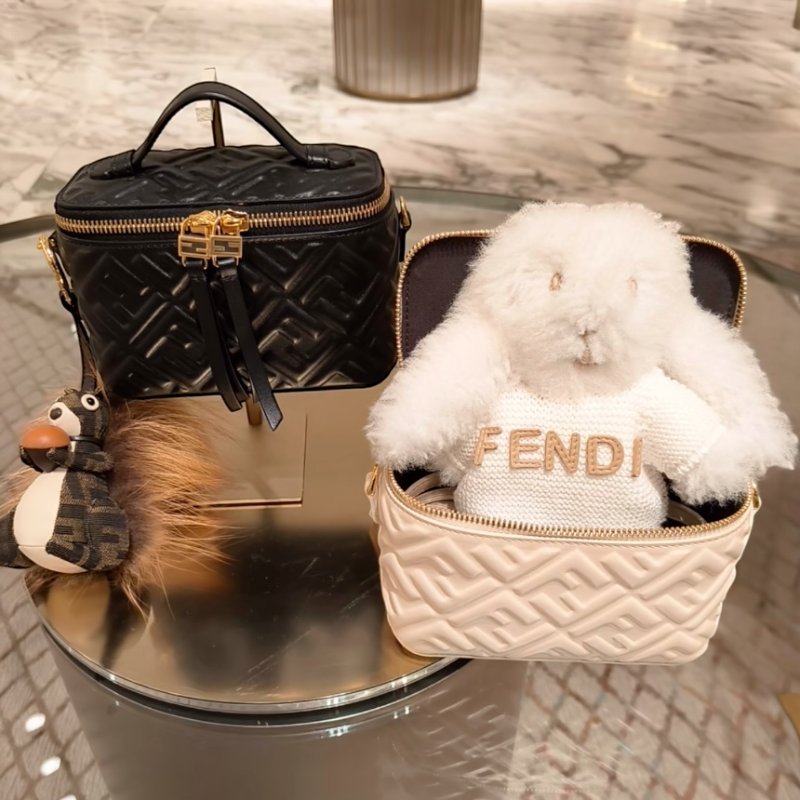 🎊新年特賣🧧Fendi 8BS108 Vanity FF 壓紋納帕軟皮迷你包 黑色-1