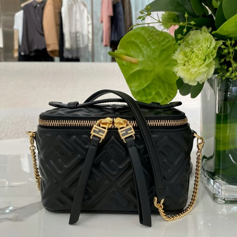 🎊新年特賣🧧Fendi 8BS108 Vanity FF 壓紋納帕軟皮迷你包 黑色-2
