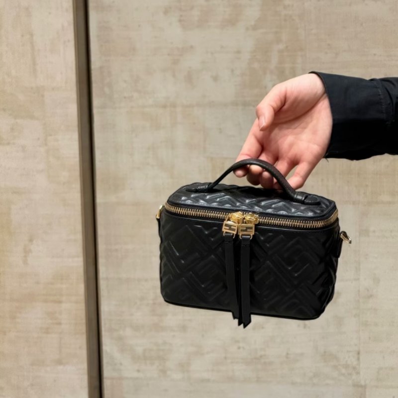 🎊新年特賣🧧Fendi 8BS108 Vanity FF 壓紋納帕軟皮迷你包 黑色-3