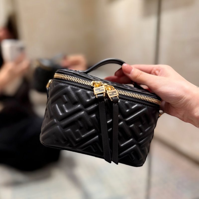 🎊新年特賣🧧Fendi 8BS108 Vanity FF 壓紋納帕軟皮迷你包 黑色-7