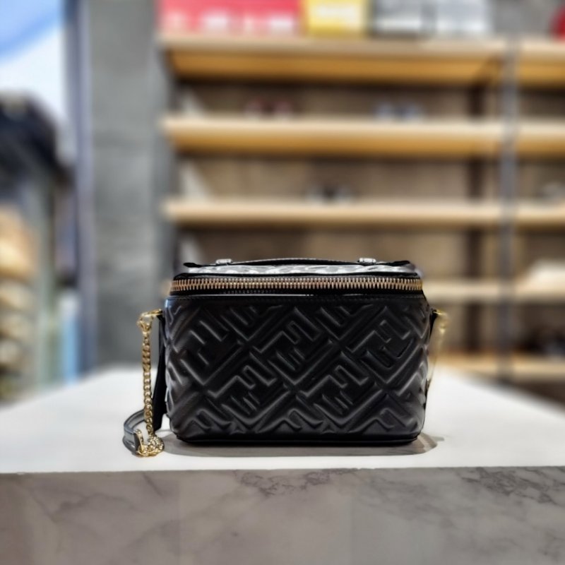 🎊新年特賣🧧Fendi 8BS108 Vanity FF 壓紋納帕軟皮迷你包 黑色-9