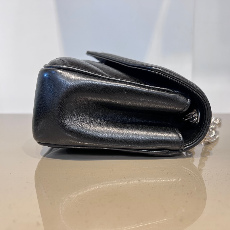 YSL 黑羊皮V型紋LouLou MateLasse絎縫銀釦下蓋肩斜背鏈包-3