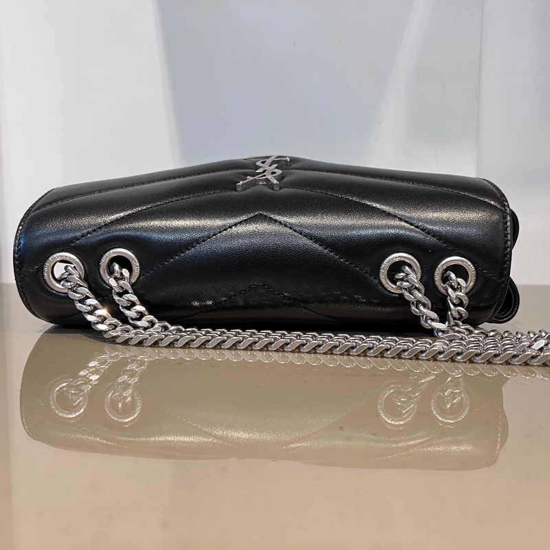 YSL 黑羊皮V型紋LouLou MateLasse絎縫銀釦下蓋肩斜背鏈包-4