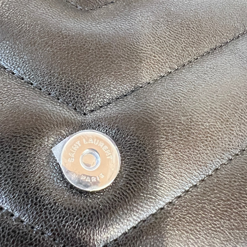 YSL 黑羊皮V型紋LouLou MateLasse絎縫銀釦下蓋肩斜背鏈包-13