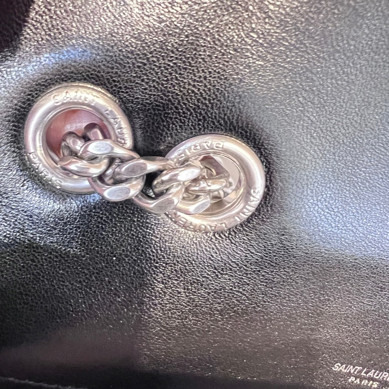 YSL 黑羊皮V型紋LouLou MateLasse絎縫銀釦下蓋肩斜背鏈包-14