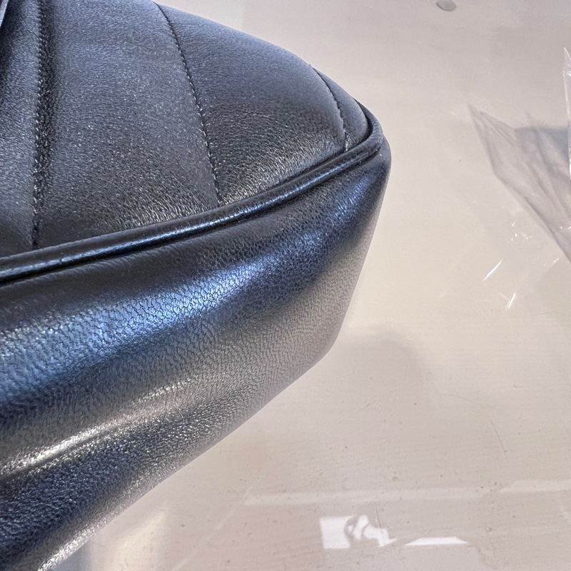 YSL 黑羊皮V型紋LouLou MateLasse絎縫銀釦下蓋肩斜背鏈包-26