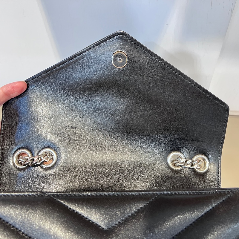 YSL 黑羊皮V型紋LouLou MateLasse絎縫銀釦下蓋肩斜背鏈包-27