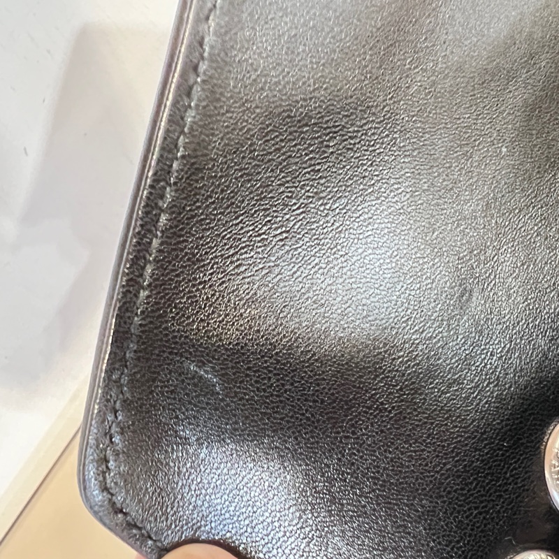 YSL 黑羊皮V型紋LouLou MateLasse絎縫銀釦下蓋肩斜背鏈包-29