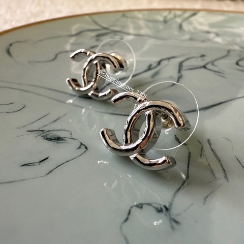 香奈兒 Chanel 銀色小耳環❗️尚未抵台