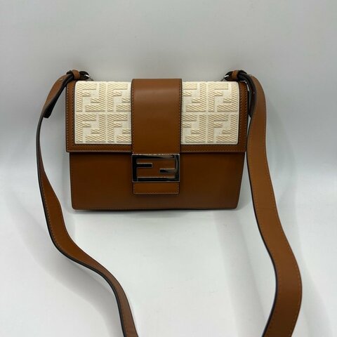 FENDI芬迪 经典银扣老花LogoFF图案 法棍包 男女同款