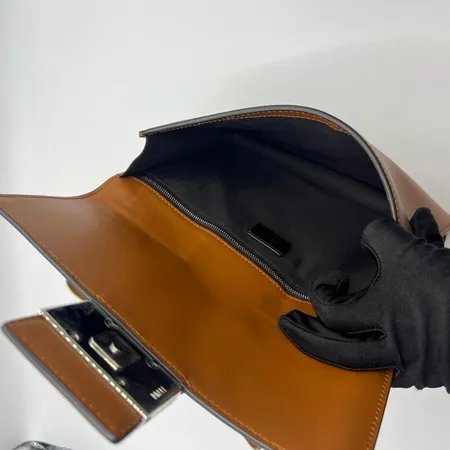 FENDI芬迪 经典银扣老花LogoFF图案 法棍包 男女同款-9