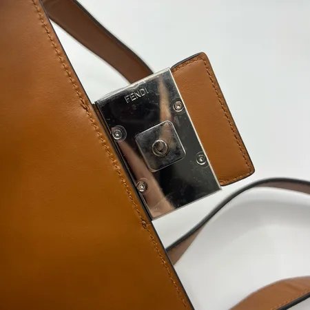 FENDI芬迪 经典银扣老花LogoFF图案 法棍包 男女同款-12