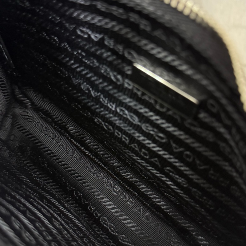 PRADA Re-Edition 2005 Hobo 腋下包-4