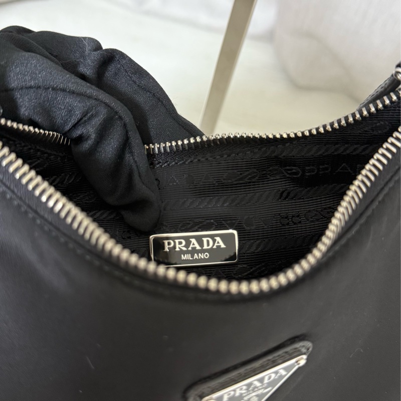PRADA Re-Edition 2005 Hobo 腋下包-13