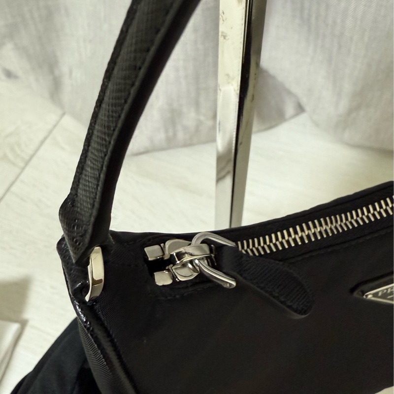 PRADA Re-Edition 2005 Hobo 腋下包-15