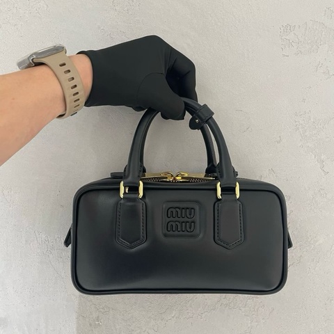 👜Miu Miu 22cm 保齡球包 Size : 10.5 x 22 x 7.5 cm 貨號 ：5BB142-ACR3-F0002