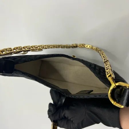 Givenchy 纪梵希金属搭扣单肩腋下包-9