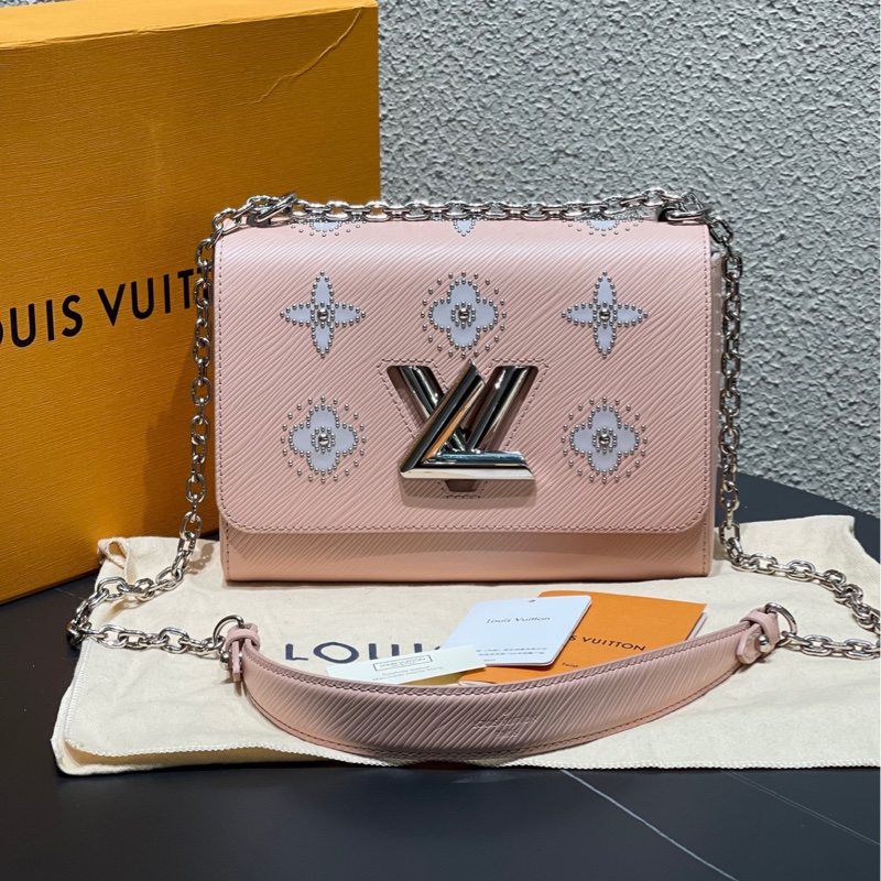 LV 限量款Twist中號，櫻花粉水波紋釘珠刺繡四葉草鏈條包，尺寸約23*16 配件盒子塵袋鏡子-0