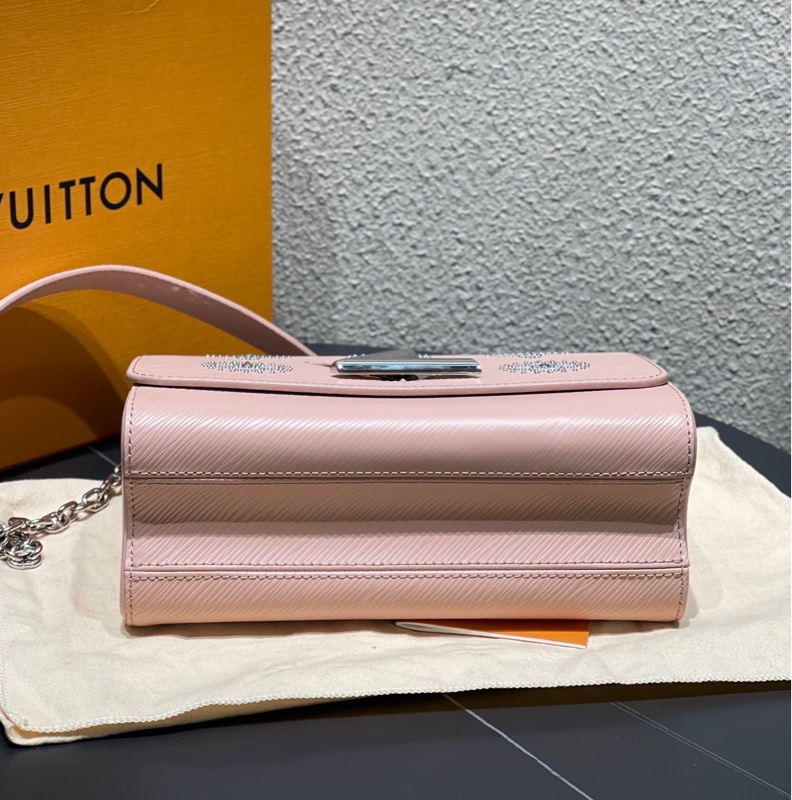 LV 限量款Twist中號，櫻花粉水波紋釘珠刺繡四葉草鏈條包，尺寸約23*16 配件盒子塵袋鏡子-3