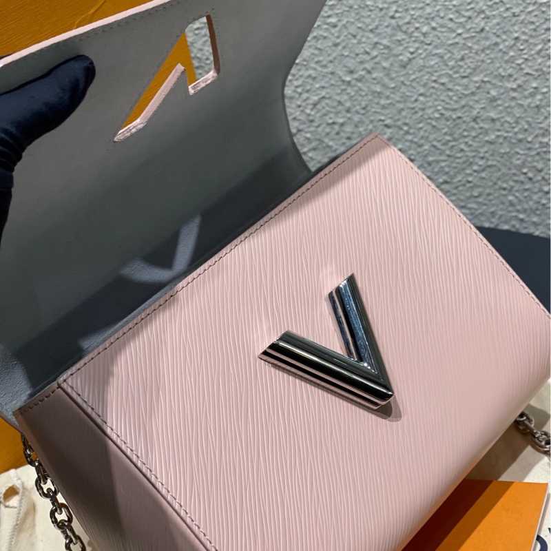 LV 限量款Twist中號，櫻花粉水波紋釘珠刺繡四葉草鏈條包，尺寸約23*16 配件盒子塵袋鏡子-6