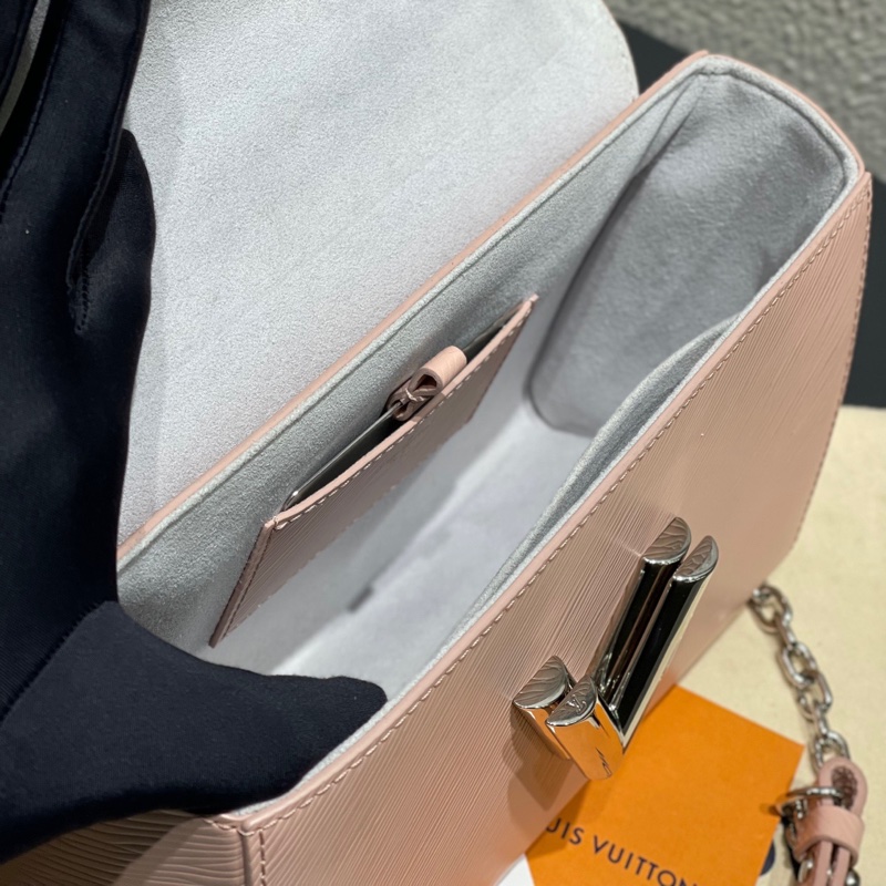 LV 限量款Twist中號，櫻花粉水波紋釘珠刺繡四葉草鏈條包，尺寸約23*16 配件盒子塵袋鏡子-7