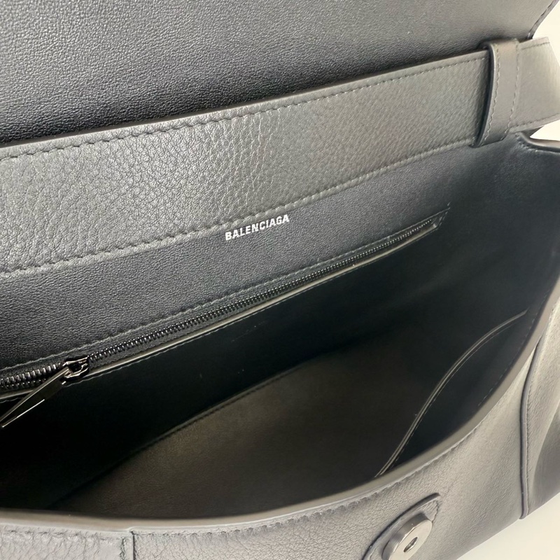 Balenciaga 巴黎世家 Downtown 啞光翻蓋開合All Black 黑扣 牛皮 沙漏包 單肩包 斜挎包 手提包 中號 黑色-5