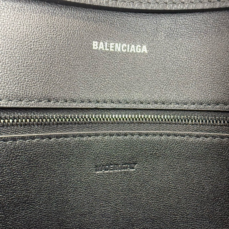 Balenciaga 巴黎世家 Downtown 啞光翻蓋開合All Black 黑扣 牛皮 沙漏包 單肩包 斜挎包 手提包 中號 黑色-6
