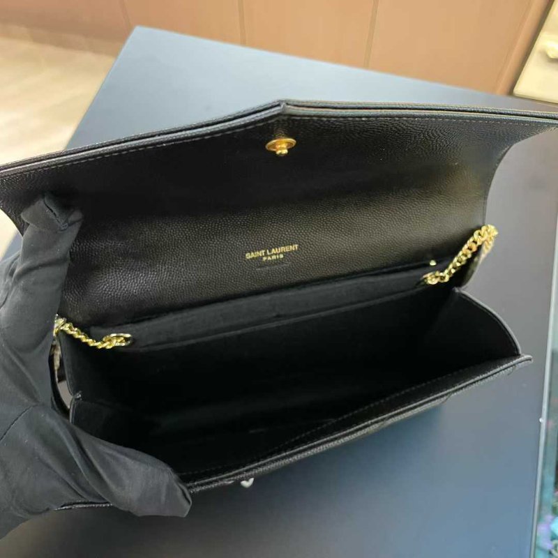 YSL Monogram 中号黑金 荔枝紋 信封斜挎包-6