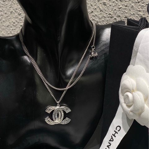 Chanel 雙C水晶鏤空大吊墜項鍊，藍白拼色鑽搭配復古銀鏈條 長短可調節 42-60cm