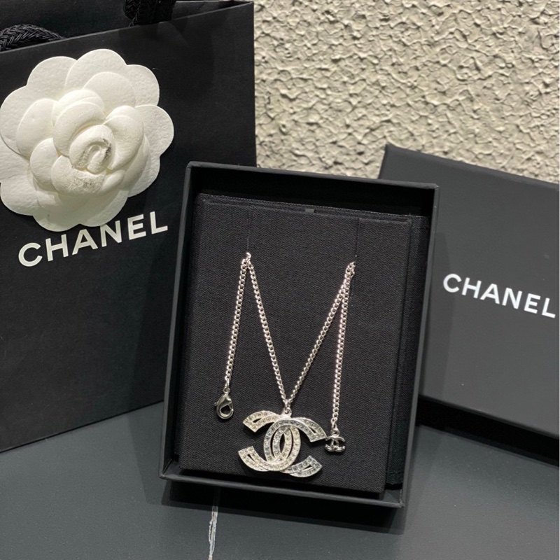 Chanel 雙C水晶鏤空大吊墜項鍊，藍白拼色鑽搭配復古銀鏈條 長短可調節 42-60cm-2