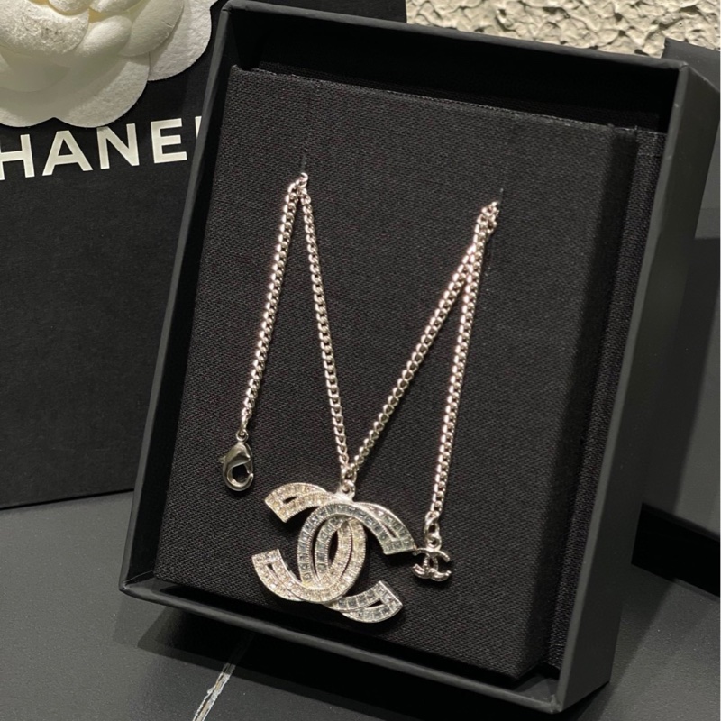 Chanel 雙C水晶鏤空大吊墜項鍊，藍白拼色鑽搭配復古銀鏈條 長短可調節 42-60cm-4