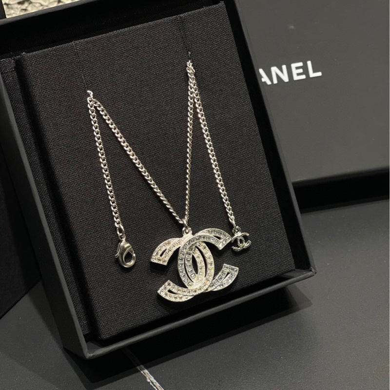 Chanel 雙C水晶鏤空大吊墜項鍊，藍白拼色鑽搭配復古銀鏈條 長短可調節 42-60cm-5