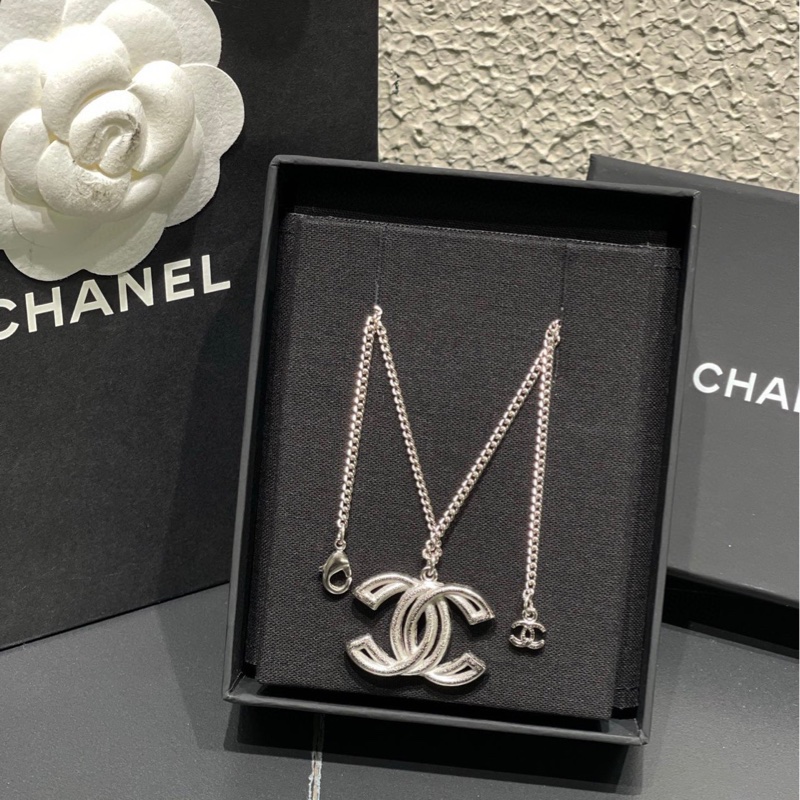 Chanel 雙C水晶鏤空大吊墜項鍊，藍白拼色鑽搭配復古銀鏈條 長短可調節 42-60cm-6