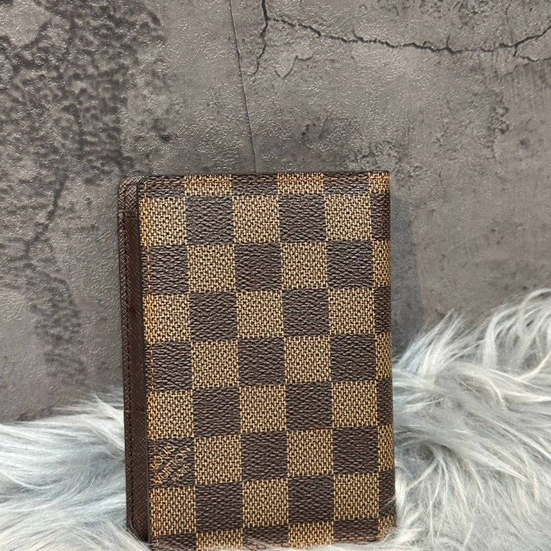 💎Han's house精品服飾💎Louis Vuitton LV N60189 經典Damier帆布棋盤格印花護照夾-0