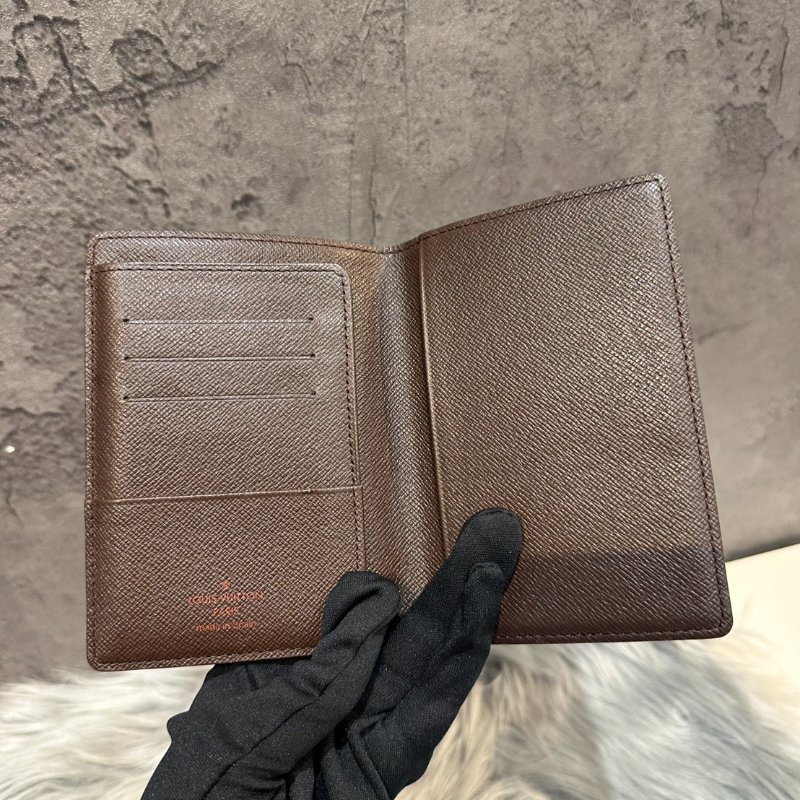 💎Han's house精品服飾💎Louis Vuitton LV N60189 經典Damier帆布棋盤格印花護照夾-4