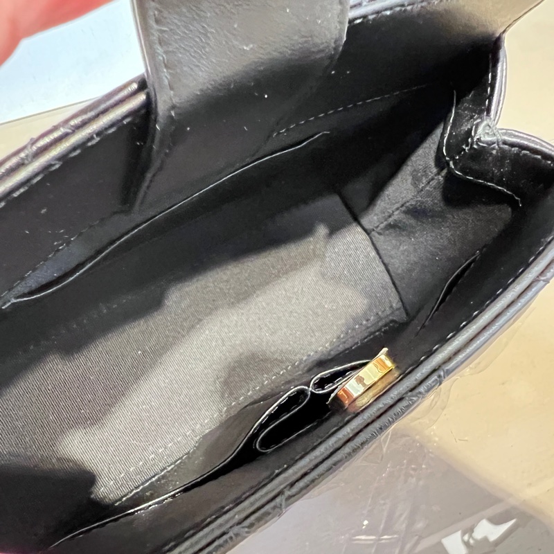 Chanel 黑牛皮金釦菱格紋前愛心鏈條肩背包-10