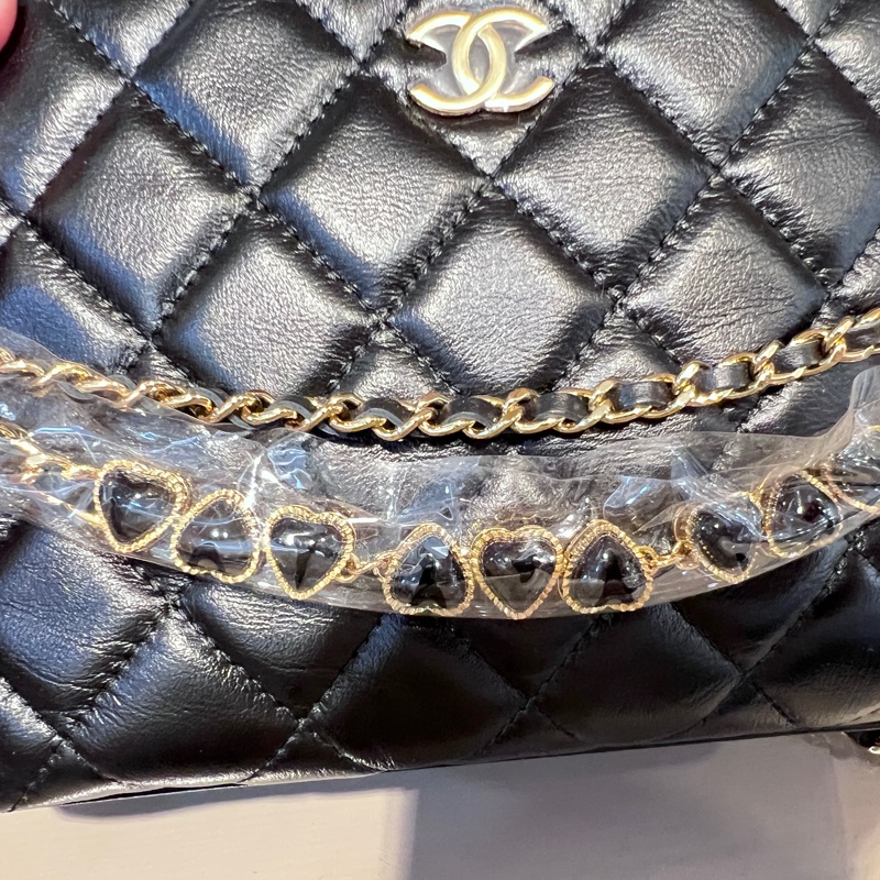 Chanel 黑牛皮金釦菱格紋前愛心鏈條肩背包-12