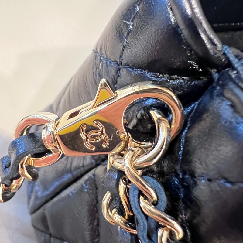 Chanel 黑牛皮金釦菱格紋前愛心鏈條肩背包-16