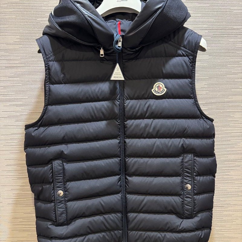 💎Han's house精品服飾💎 moncler Bourget 羽絨 連帽 背心 原價45000 深藍-1