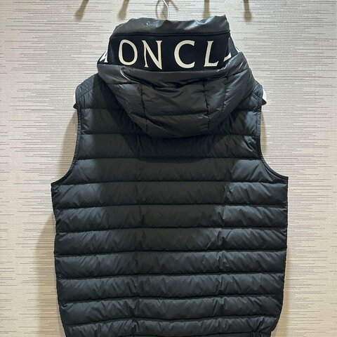 💎Han's house精品服飾💎 moncler Bourget 羽絨 連帽 背心 原價45000 黑