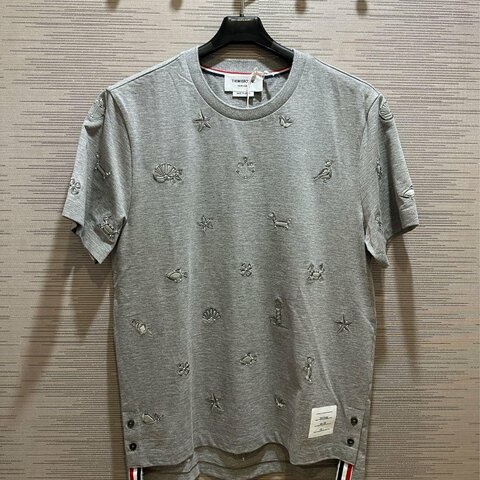 💎Han's house精品服飾💎Thom Browne TB 短袖 短T T恤 滿版 刺繡 原價27400
