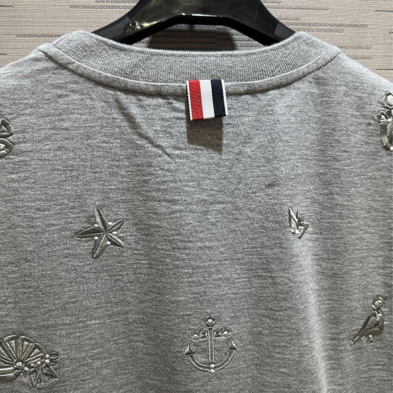 💎Han's house精品服飾💎Thom Browne TB 短袖 短T T恤 滿版 刺繡 原價27400-2