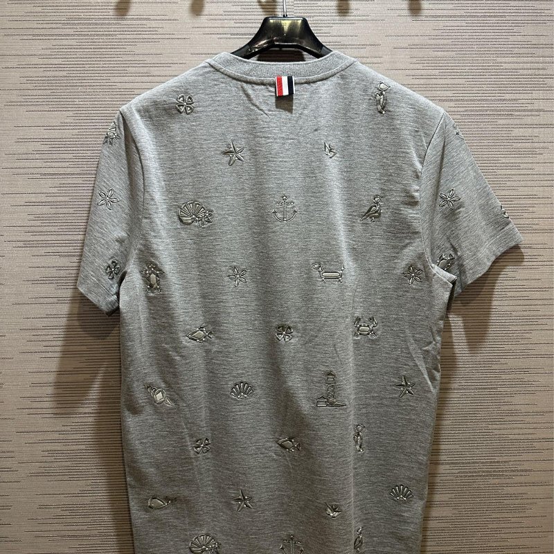 💎Han's house精品服飾💎Thom Browne TB 短袖 短T T恤 滿版 刺繡 原價27400-3