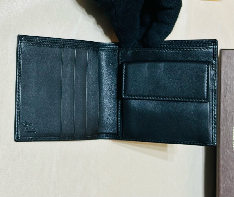 🔥男生必買 Gucci 古馳 黑老花零錢袋滿版雙鈔票層 對開5卡短夾-1